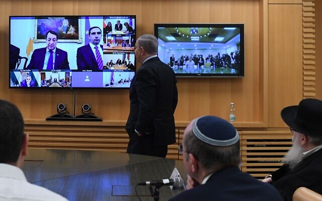 Le Premier ministre Netanyahu s'adresse aux dirigeants européens lors d'une vidéoconférence au ministère des Affaires étrangères à Jérusalem, le 9 mars 2020 (Crédit : Koby Gideon/GPO) Le Premier ministre Netanyahu s'adresse aux dirigeants européens lors d'une vidéoconférence au ministère des Affaires étrangères à Jérusalem, le 9 mars 2020 (Crédit : Koby Gideon/GPO)