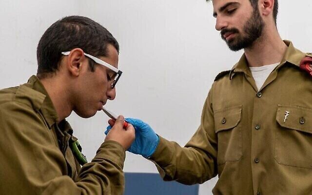 Un soldat israélien se fait prendre sa température. (Autorisation : Unité du porte-parolat de l'armée israélienne) Un soldat israélien se fait prendre sa température. (Autorisation : Unité du porte-parolat de l'armée israélienne)