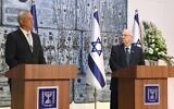 Le président Reuven Rivlin (à droite) charge le président de Kakhol lavan, Benny Gantz, de former un gouvernement lors d'une cérémonie à la résidence du président à Jérusalem, le 16 mars 2020. (Mark Neyman/GPO)