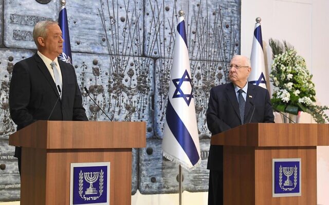 Le président Reuven Rivlin (à droite) charge le président de Kakhol lavan, Benny Gantz, de former un gouvernement lors d'une cérémonie à la résidence du président à Jérusalem, le 16 mars 2020. (Mark Neyman/GPO) Le président Reuven Rivlin (à droite) charge le président de Kakhol lavan, Benny Gantz, de former un gouvernement lors d'une cérémonie à la résidence du président à Jérusalem, le 16 mars 2020. (Mark Neyman/GPO)