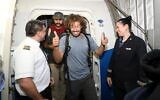 Un routard israélien débarque d'un vol El Al en provenance de Lima, Pérou, à l'aéroport Ben Gurion de Tel Aviv, mars 2020 (Sivan Farage)