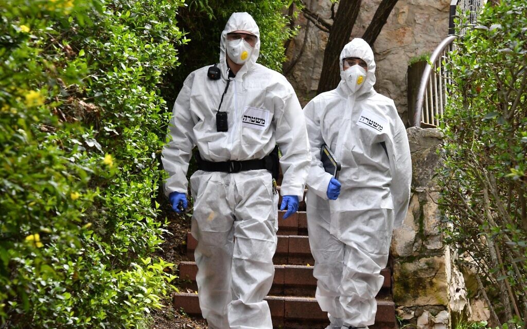Des agents de la police israélienne s'assurent que les Israéliens respectent les réglementations gouvernementales visant à freiner le coronavirus, dans une photographie non datée. (Police israélienne) Des agents de la police israélienne s'assurent que les Israéliens respectent les réglementations gouvernementales visant à freiner le coronavirus, dans une photographie non datée. (Police israélienne)