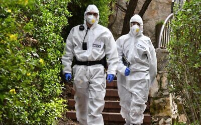 Des agents de la police israélienne s'assurent que les Israéliens respectent les réglementations gouvernementales visant à freiner le coronavirus, dans une photographie non datée. (Police israélienne)