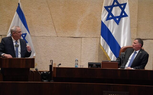 Le leader de Kakhol lavan Benny Gantz (à gauche) à la Knesset, à côté de Yuli Edelstein, le 23 mars 2020 (Crédit : Shmulik Grossman/Knesset) Le leader de Kakhol lavan Benny Gantz (à gauche) à la Knesset, à côté de Yuli Edelstein, le 23 mars 2020 (Crédit : Shmulik Grossman/Knesset)