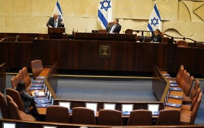 Le chef de Kakhol lavan Benny Gantz (à gauche) s'adressant à la Knesset à côté du président de la Knesset Yuli Edelstein, le 23 mars 2020. (Crédit : Shmulik Grossman / Knesset)