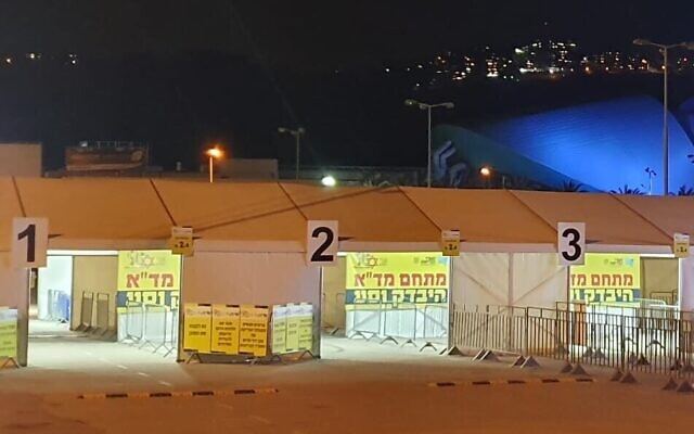 Une structure type drive-in de test au coronavirus à Haïfa, le 23 mars 2020 (Crédit : Magen David Adom)