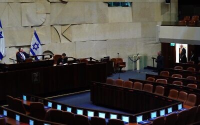 Des députés votent un par un en séance plénière de la Knesset pour former quatre commissions, dont la commission sur le coronavirus, le 24 mars 2020. (Adina Veldman/Knesset)