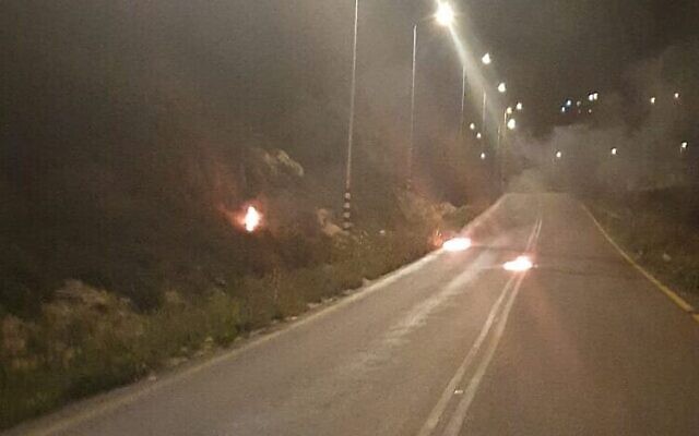 Des cocktails Molotov jetés sur un véhicule de la police des Frontières devant l'implantation de Yitzhar, le 27 mars 2020. (Crédit : police des frontières) Des cocktails Molotov jetés sur un véhicule de la police des Frontières devant l'implantation de Yitzhar, le 27 mars 2020. (Crédit : police des frontières)