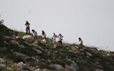 Photo d'illustration : Des résidents de Homesh jettent des pierres sur des Palestiniens, le 26 mars 2020. (Crédit : Yesh Din)