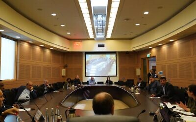La commission des arrangements de la Knesset se réunit en pleine crise du coronavirus pour approuver la séparation des factions Yesh Atid et Telem du parti centriste Kakhol lavan, le 29 mars 2020. (Knesset)