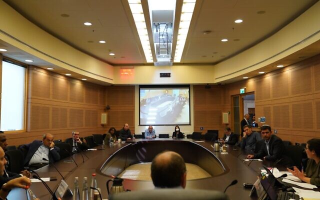 La commission des arrangements de la Knesset se réunit en pleine crise du coronavirus pour approuver la séparation des factions Yesh Atid et Telem du parti centriste Kakhol lavan, le 29 mars 2020. (Knesset) La commission des arrangements de la Knesset se réunit en pleine crise du coronavirus pour approuver la séparation des factions Yesh Atid et Telem du parti centriste Kakhol lavan, le 29 mars 2020. (Knesset)