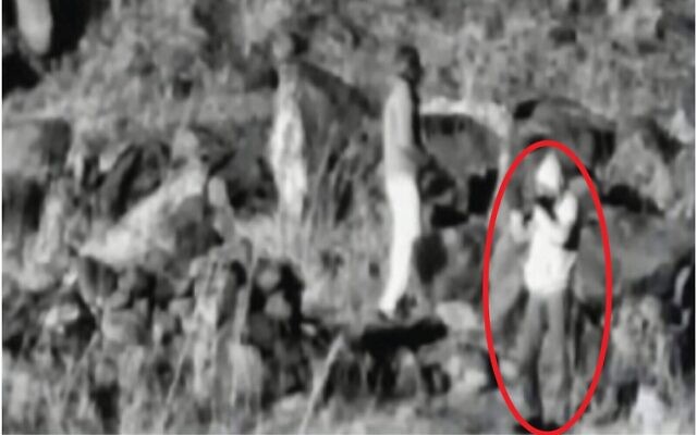 Une personne filme Israël depuis la zone tampon entre la Syrie et Israël dans ce qui, selon l'armée, était une préparation d'attaque de sniper, comme le montre une photo de surveillance publiée par l'armée le 17 mars 2020. (Crédit : armée israélienne)
