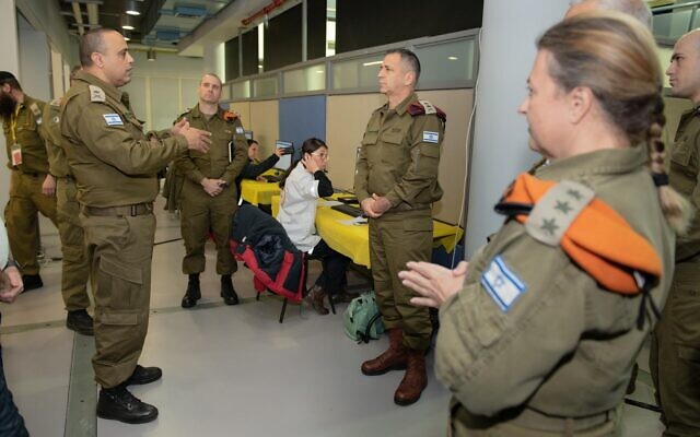 Le chef d'Etat-major Aviv Kohavi, à droite, visite le Commandement du front intérieur à Ramlé et s'entretient avec le général de division Tamir Yadai, à gauche, le 18 mars 2020 (Crédit : Armée israélienne) Le chef d'Etat-major Aviv Kohavi, à droite, visite le Commandement du front intérieur à Ramlé et s'entretient avec le général de division Tamir Yadai, à gauche, le 18 mars 2020 (Crédit : Armée israélienne)