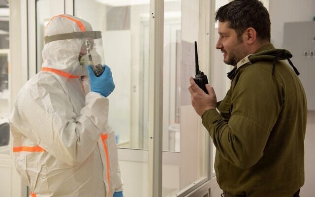 Photo d'illustration - les soldats dans un laboratoire de testage des militaires au coronavirus, le 23 mars 2020 (Crédit : Armée israélienne)