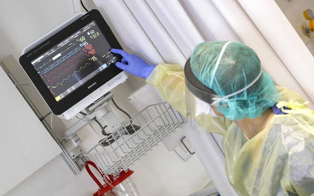 La directrice du service des épidémies, Dr Karina Glick, vérifie le moniteur d’un patient, équipée de vêtements de protection, lors d'une présentation à la presse du service d'hospitalisation des futurs patients atteints du coronavirus, à l’université de l’hôpital Samson Assuta d’Ashdod, le 16 mars 2020. (Crédit : JACK GUEZ / AFP) La directrice du service des épidémies, Dr Karina Glick, vérifie le moniteur d’un patient, équipée de vêtements de protection, lors d'une présentation à la presse du service d'hospitalisation des futurs patients atteints du coronavirus, à l’université de l’hôpital Samson Assuta d’Ashdod, le 16 mars 2020. (Crédit : JACK GUEZ / AFP)