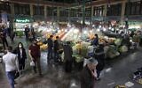 Des Iraniens, dont certains portent des masques de protection, devant des étales au Bazaar Tajrish dans la capitale de l'Iran de Téhéran, le 12 mars 2020. (AFP photo)
