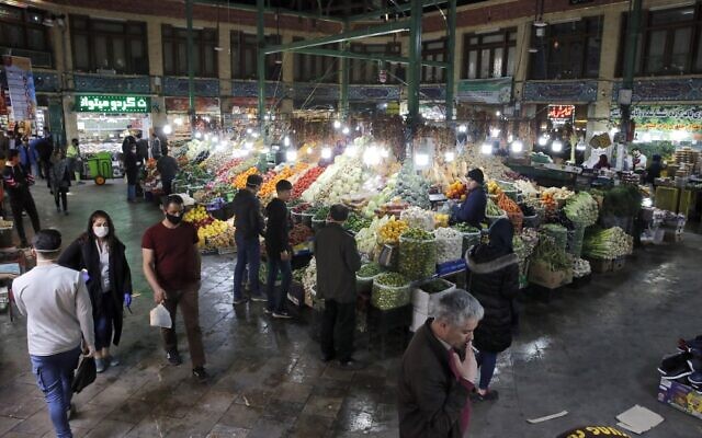 Des Iraniens, dont certains portent des masques de protection, devant des étales au Bazaar Tajrish dans la capitale de l'Iran de Téhéran, le 12 mars 2020. (AFP photo) Des Iraniens, dont certains portent des masques de protection, devant des étales au Bazaar Tajrish dans la capitale de l'Iran de Téhéran, le 12 mars 2020. (AFP photo)