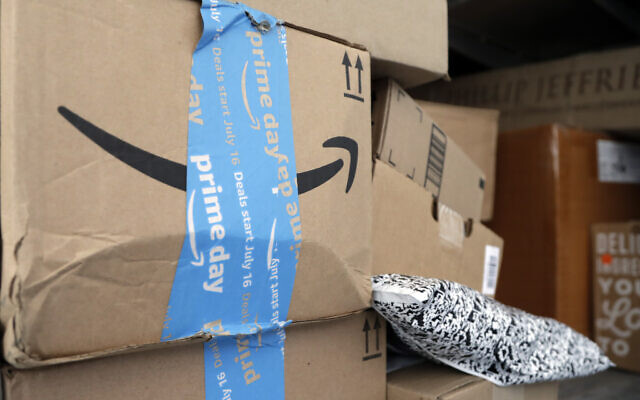 Des colis d'Amazon Prime posés dans un camion de livraison. (AP Photo/Lynne Sladky)