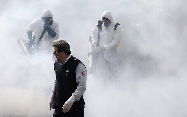 Des pompiers iraniens désinfectent les rues dans la capitale Téhéran afin de tenter de ralentir la propagation rapide du coronavirus, le 13 mars 2020. (AP Photo/Vahid Salemi) Des pompiers iraniens désinfectent les rues dans la capitale Téhéran afin de tenter de ralentir la propagation rapide du coronavirus, le 13 mars 2020. (AP Photo/Vahid Salemi)