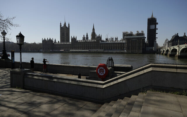 Vue d'ensemble des Chambres du parlement depuis la rive sud de la Tamise à Londres, le mercredi 25 mars 2020. (AP Photo/Matt Dunham) Vue d'ensemble des Chambres du parlement depuis la rive sud de la Tamise à Londres, le mercredi 25 mars 2020. (AP Photo/Matt Dunham)