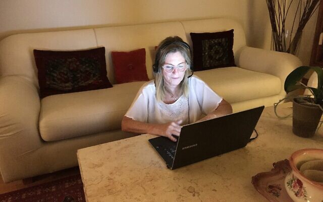 Odi Gruber, une volontaire d'ERAN, portant un casque dans sa maison de Toronto, où elle est volontaire pour prendre des appels d'Israël par son ordinateur. (Robert Sarner/ Times of Israël) Odi Gruber, une volontaire d'ERAN, portant un casque dans sa maison de Toronto, où elle est volontaire pour prendre des appels d'Israël par son ordinateur. (Robert Sarner/ Times of Israël)