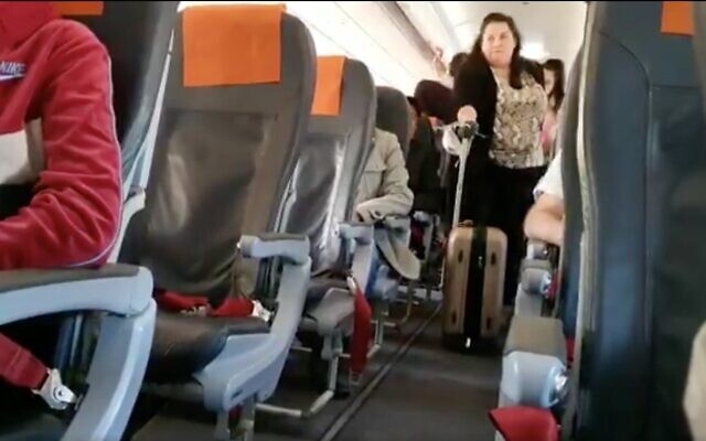 Capture d'écran d'une vidéo d'une passagère quittant un vol reliant Tel Aviv à Berlin après que le ministère de la Santé a élargi les restrictions d'auto-quarantaine pour les voyageurs, le 4 mars 2020. (Twitter) Capture d'écran d'une vidéo d'une passagère quittant un vol reliant Tel Aviv à Berlin après que le ministère de la Santé a élargi les restrictions d'auto-quarantaine pour les voyageurs, le 4 mars 2020. (Twitter)