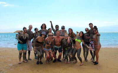 Un groupe de touristes américains Birthright visitent la Mer Morte le 10 juillet 2015. (Matt Hechter/Flash90)