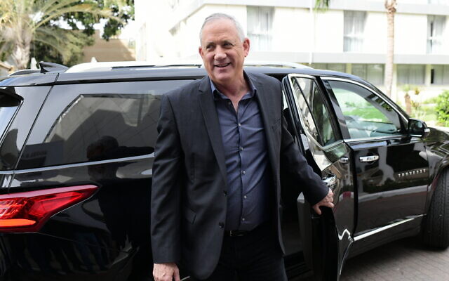 Le chef du parti Kakhol lavan Benny Gantz arrive à une réunion avec le chef d'Yisrael Beytenu Avigdor Liberman à Ramat Gan le 9 mars 2020. (Photo par Tomer Neuberg / Flash90) Le chef du parti Kakhol lavan Benny Gantz arrive à une réunion avec le chef d'Yisrael Beytenu Avigdor Liberman à Ramat Gan le 9 mars 2020. (Photo par Tomer Neuberg / Flash90)
