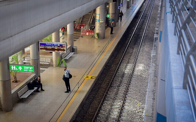 Des gens attendent le train à l'aéroport Ben Gurion, le 10 mars 2020. (Avshalom Sassoni/Flash90)