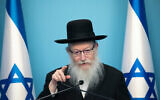 Le ministre de la Santé Yaakov Litzman s'exprime lors d'une conférence de presse au Bureau du Premier ministre à Jérusalem, le 12 mars 2020. (Crédit : Olivier Fitoussi/Flash90)
