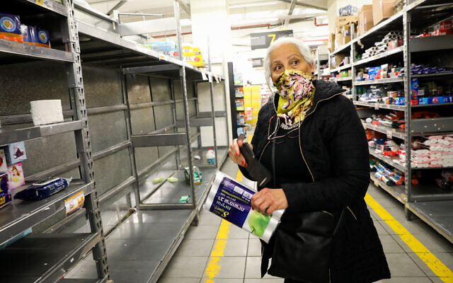 Une femme israélienne fait ses courses dans un supermarché de Jérusalem, le 14 mars 2020. (Yossi Zamir/Flash90) Une femme israélienne fait ses courses dans un supermarché de Jérusalem, le 14 mars 2020. (Yossi Zamir/Flash90)