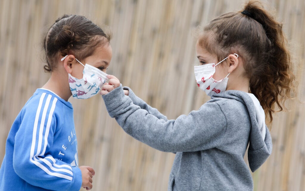Une famille porte des masques par crainte du coronavirus, le 18 mars 2020.
 (Yossi Aloni/Flash90)
