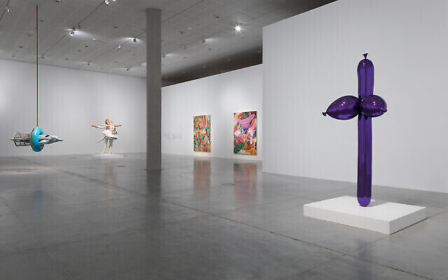 Des oeuvres d'art de Jeff Koons sont exposées au Musée d'art de Tel Aviv (Crédit : Elad Sarig) Des oeuvres d'art de Jeff Koons sont exposées au Musée d'art de Tel Aviv (Crédit : Elad Sarig)