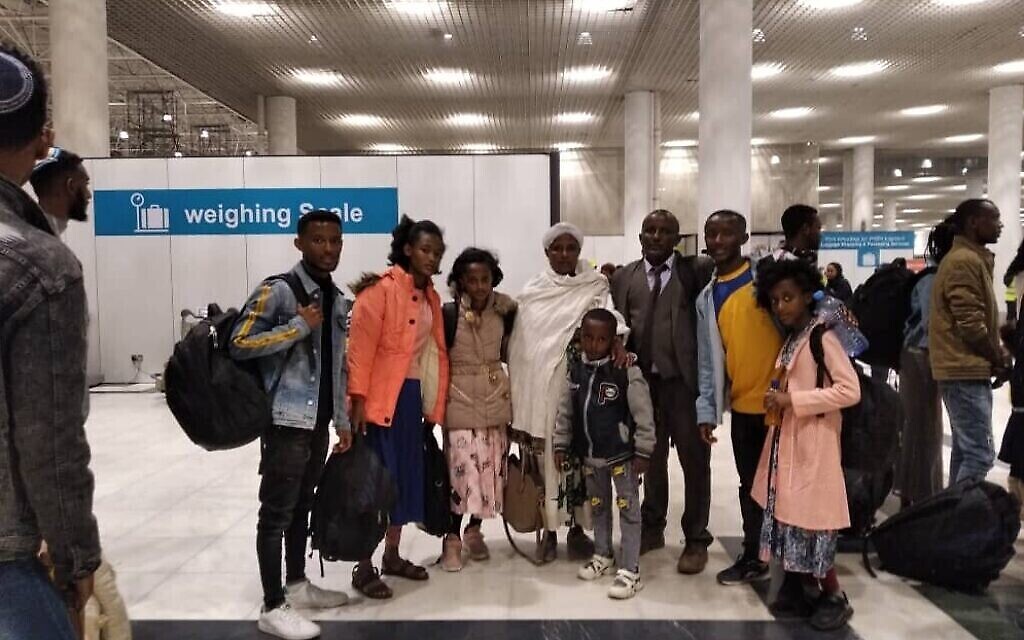 Des immigrants éthiopiens en partance pour Israël à l'aéroport Addis-Abeba, le 23 mars 2020. (Crédit: Avraham Neguise)