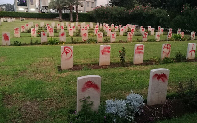 Des tombes vandalisés dans un cimetière britannique à Haïfa, le 11 octobre 2019. (Commonwealth War Graves Commission) Des tombes vandalisés dans un cimetière britannique à Haïfa, le 11 octobre 2019. (Commonwealth War Graves Commission)