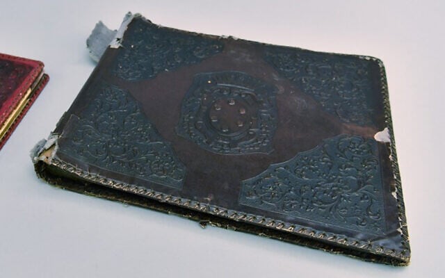 Un album photo nazi relié avec de la peau humaine identifiée par des chercheurs au Musée et Mémorial d'Auschwitz-Birkenau. (Crédit: Musée et Mémorial d'Auschwitz-Birkenau)