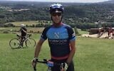 Dani Schuchman, âgé de 40 ans, parcourt régulièrement des sorties de 50 kilomètres sur son vélo. (Crédit)