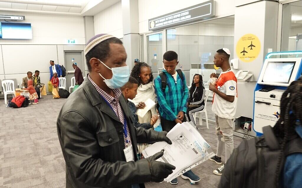 Des immigrants éthiopiens peu après leur arrivée à l'aéroport Ben Gurion, le 14 mars 2020. (Michael Dimenstein/ GPO)