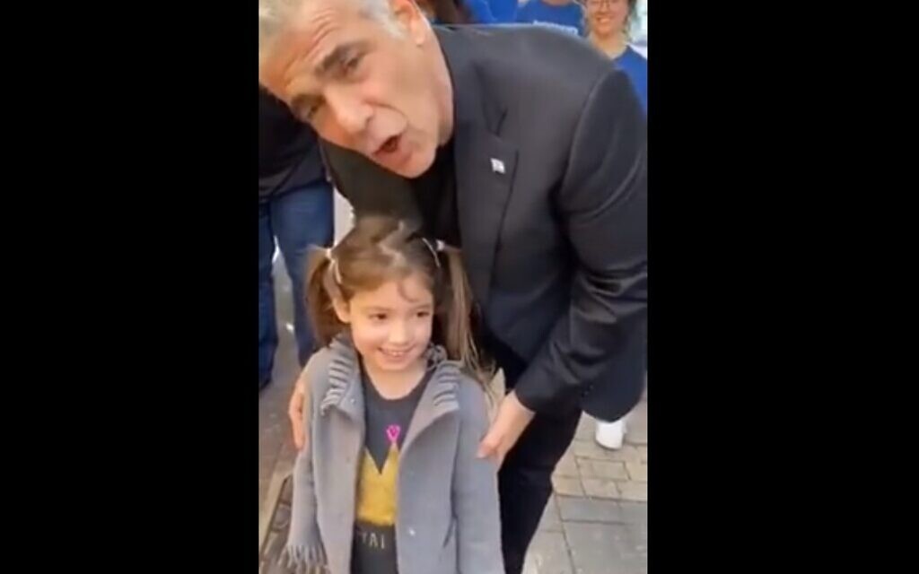 Amalia et Yair Lapid, au nord de Tel Aviv, le jour des élections, le 2 mars 2020. (Capture d'écran)