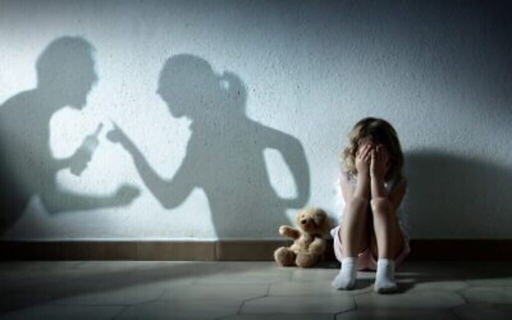 Photo d'illustration d'un enfant dont les parents se disputent (Crédit : RomoloTavani/iStock/Getty Images)
