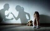Photo d'illustration d'un enfant dont les parents se disputent (Crédit : RomoloTavani/iStock/Getty Images)