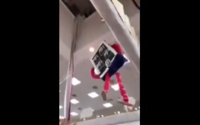 Capture d'écran d'une vidéo d'une fête de Pourim dans une yeshiva de Sderot, avec le visage du député de la Liste arabe unie sur une piñata. (Douzième chaîne) Capture d'écran d'une vidéo d'une fête de Pourim dans une yeshiva de Sderot, avec le visage du député de la Liste arabe unie sur une piñata. (Douzième chaîne)