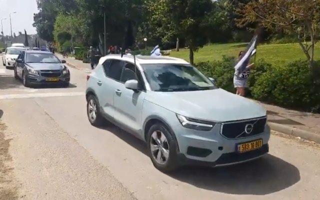 Un convoi de véhicules du mouvement "Drapeau noir" arrive au kibboutz Givat Haim pour manifester devant le domicile du député Hossen LeYisrael Ram Shefa, le 28 mars 2020. (Capture d'écran) Un convoi de véhicules du mouvement "Drapeau noir" arrive au kibboutz Givat Haim pour manifester devant le domicile du député Hossen LeYisrael Ram Shefa, le 28 mars 2020. (Capture d'écran)