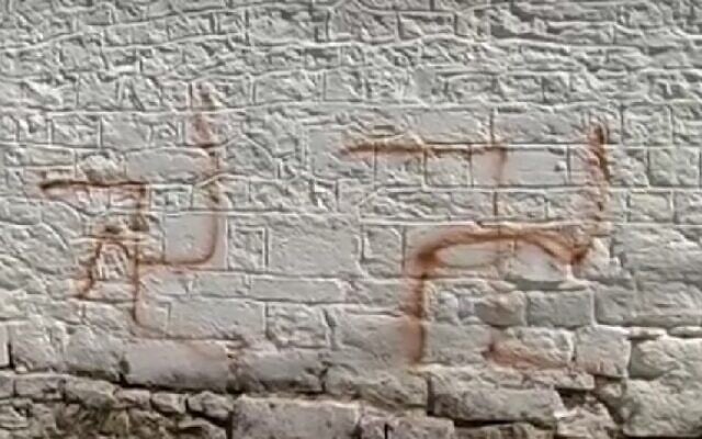 Des croix gammées taguées autour de la synagogue d'Ioannina dans le nord-est de la Grèce, le 12 septembre 2016. (Capture d'écran : ITV)