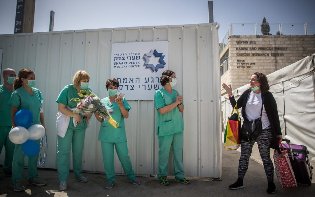 Simcha Friedman, une patiente du centre médical de Shaare Zedek qui s'est rétablie du coronavirus, à sa sortie du centre médical de Shaare Zedek à Jérusalem, le 24 mars 2020. (Crédit : Yonatan Sindel / Flash90)