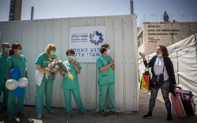 Simcha Friedman, une patiente du centre médical de Shaare Zedek qui s'est rétablie du coronavirus, à sa sortie du centre médical de Shaare Zedek à Jérusalem, le 24 mars 2020. (Crédit : Yonatan Sindel / Flash90)