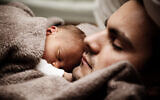 Un père et un bébé endormis. (Crédit : Vera Kratochvil/publicdomainpictures.net/CC0 Domaine public)