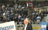 Un homme déroule un drapeau nazi lors d'un meeting de Bernie Sanders dans l'Arizona le 5 mars 2020. (Capture écran/YouTube)