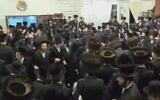 Plus de 150 Juifs ultra-orthodoxes défient les avertissements du ministère de la Santé concernant le coronavirus et participent à un mariage dans la ville de Beit Shemesh, le 17 mars 2020. (Capture d'écran Douzième chaîne)