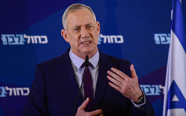 Le chef du parti Kakhol lavan Benny Gantz tient une conférence de presse à Kfar Maccabiah, le 7 mars 2020. (Crédit : Tomer Neuberg / Flash90)